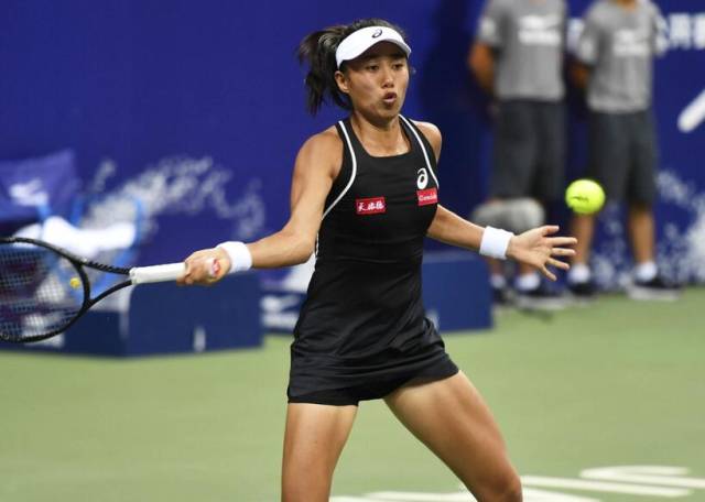 地向队友传 地向队友传